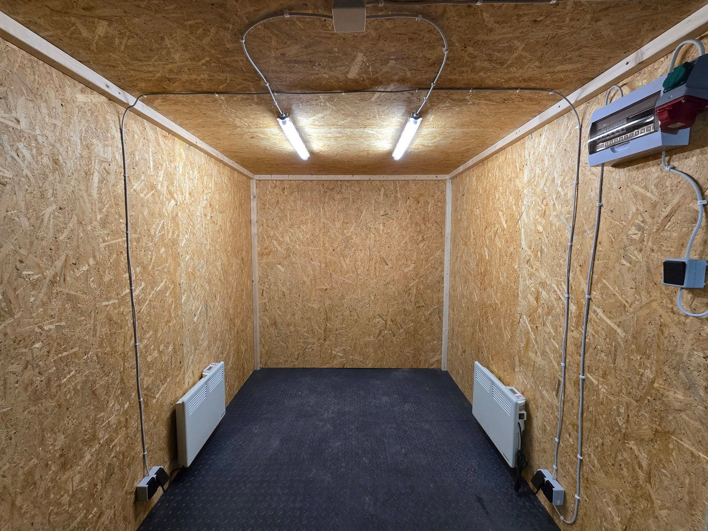 8 fods med gulv af 5mm dørkplade