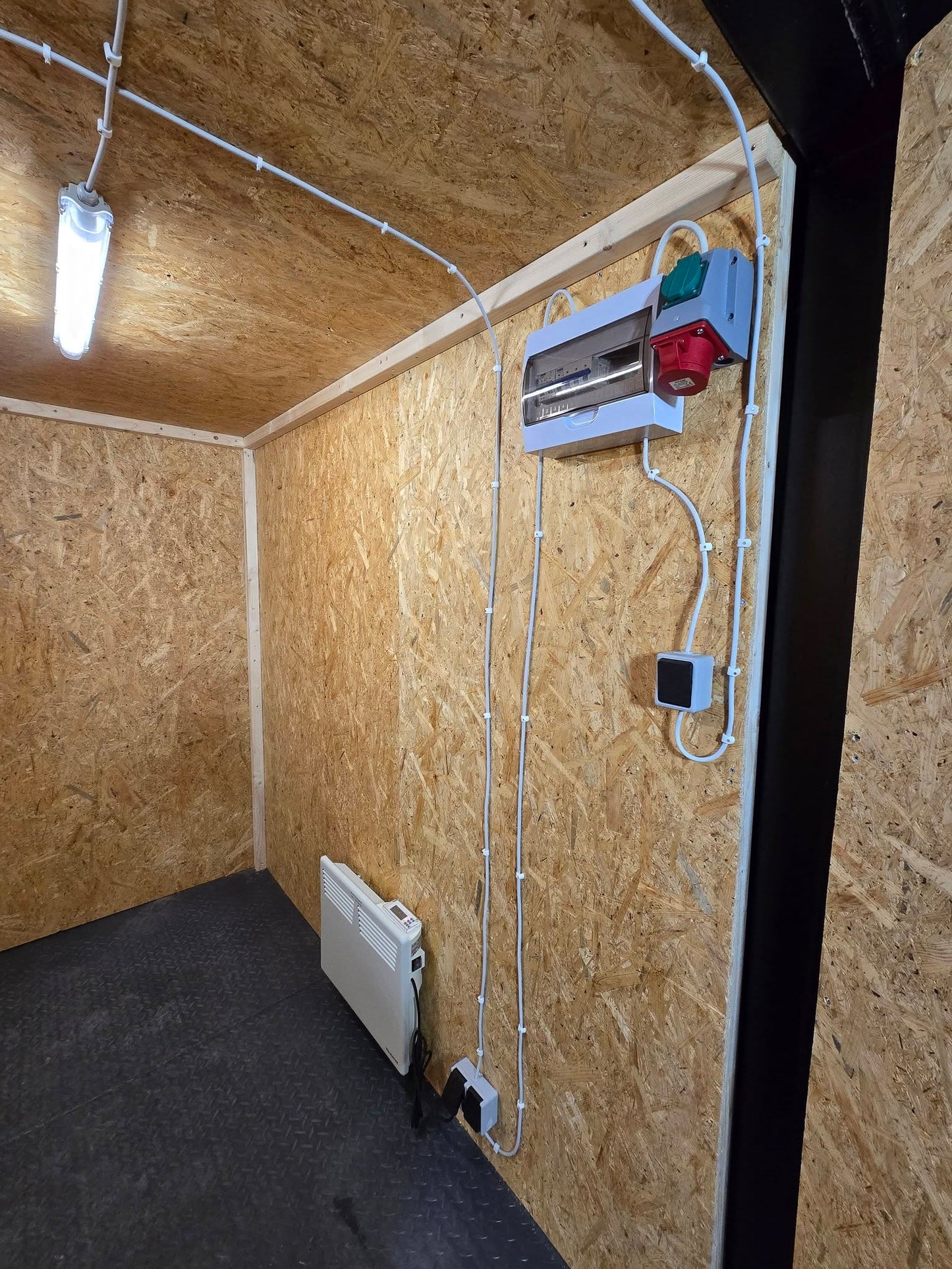 8 fods med gulv af 5mm dørkplade